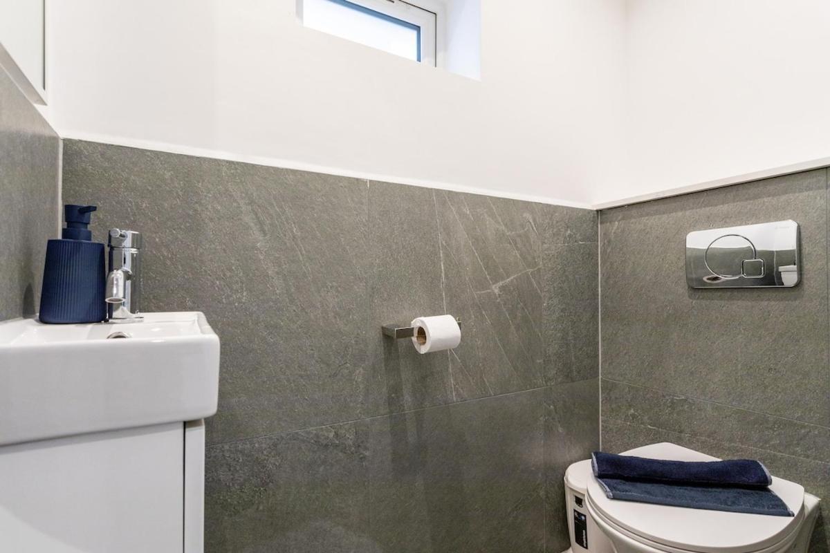 Stylish 2-Bed Flat In The Heart Of West Hampstead Apartment London Bagian luar foto