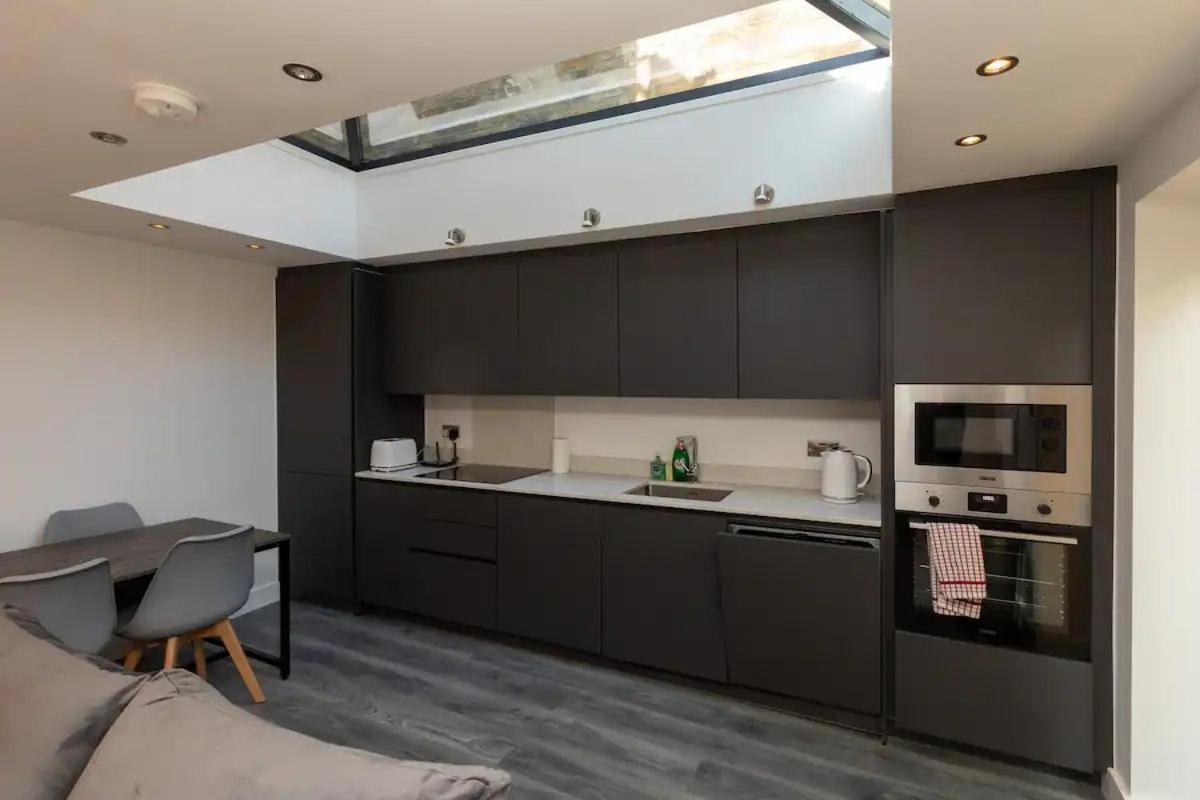 Stylish 2-Bed Flat In The Heart Of West Hampstead Apartment London Bagian luar foto