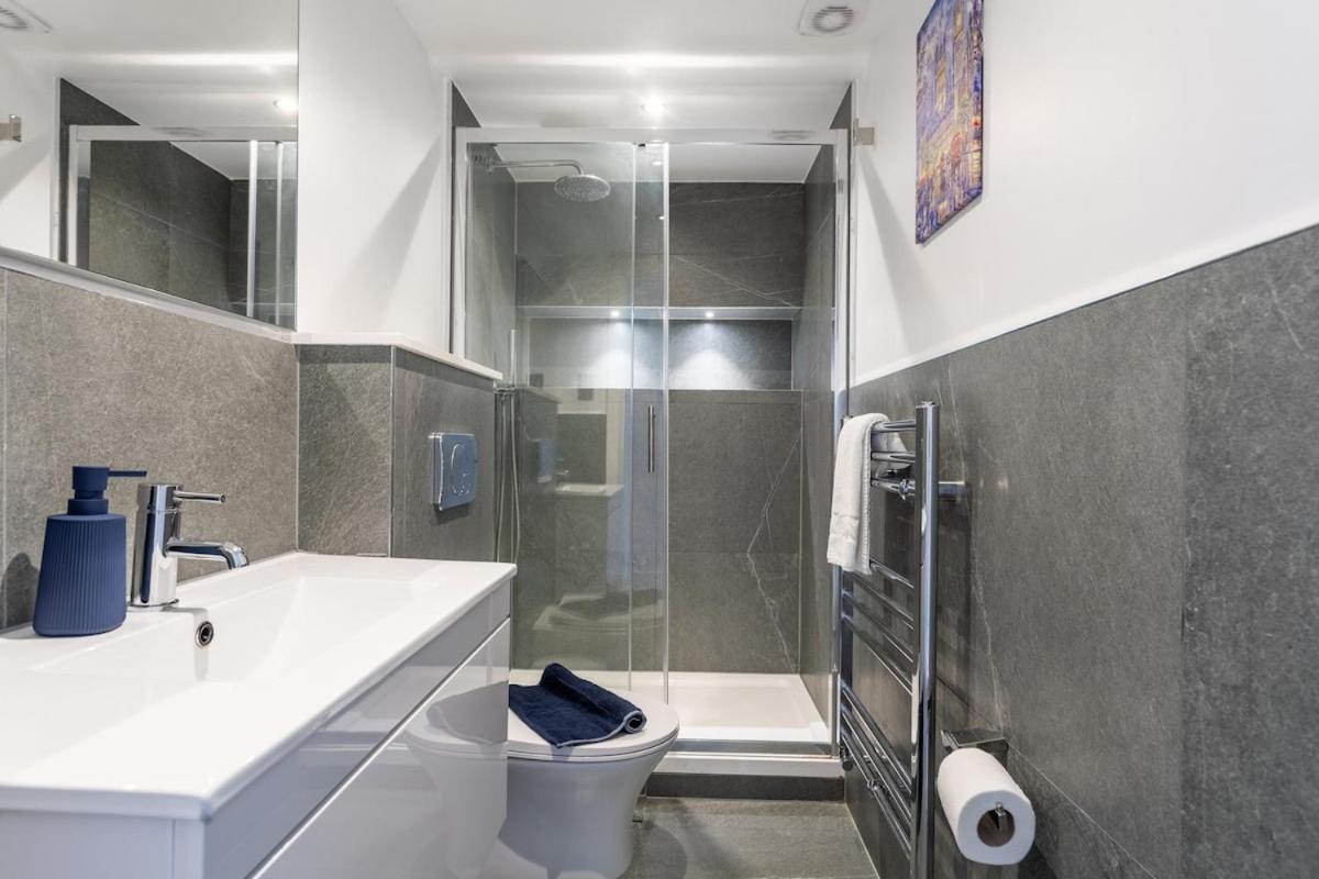 Stylish 2-Bed Flat In The Heart Of West Hampstead Apartment London Bagian luar foto