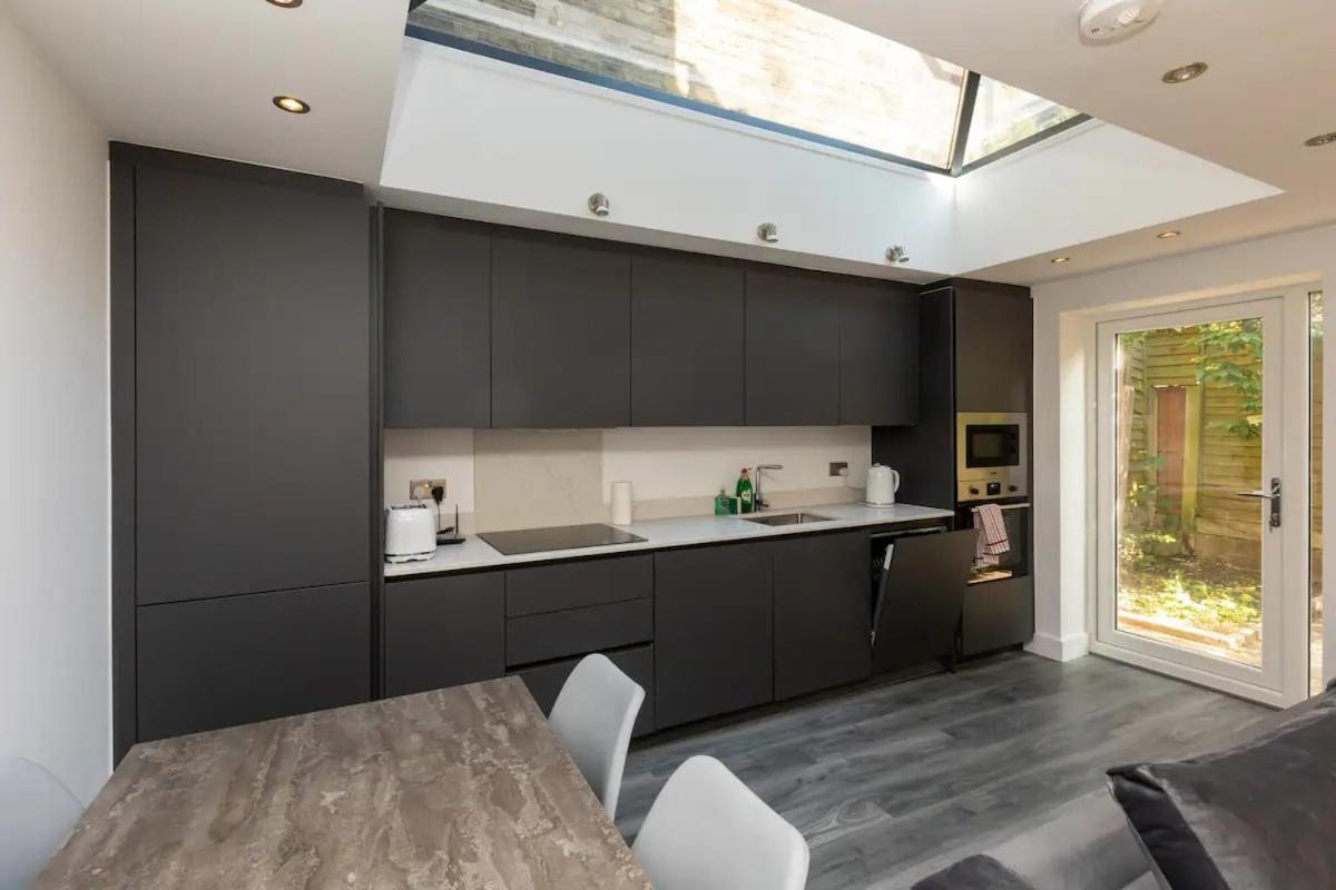 Stylish 2-Bed Flat In The Heart Of West Hampstead Apartment London Bagian luar foto
