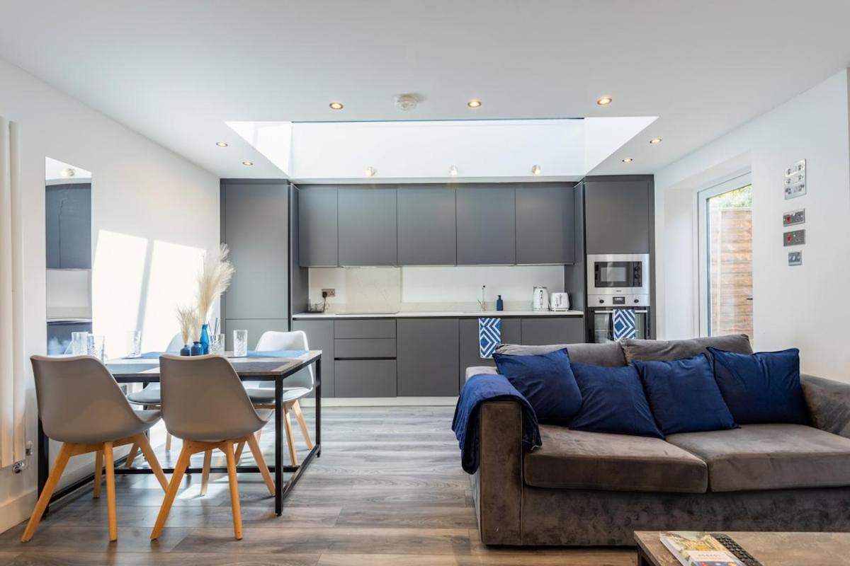Stylish 2-Bed Flat In The Heart Of West Hampstead Apartment London Bagian luar foto