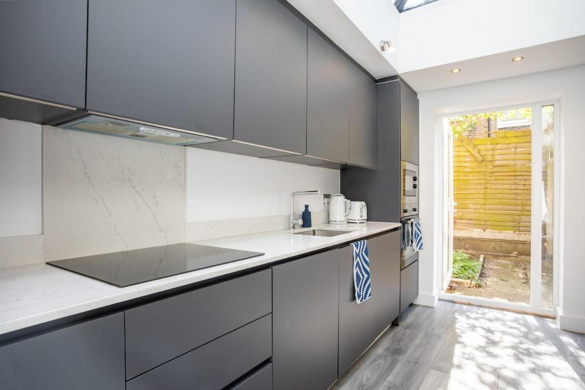 Stylish 2-Bed Flat In The Heart Of West Hampstead Apartment London Bagian luar foto