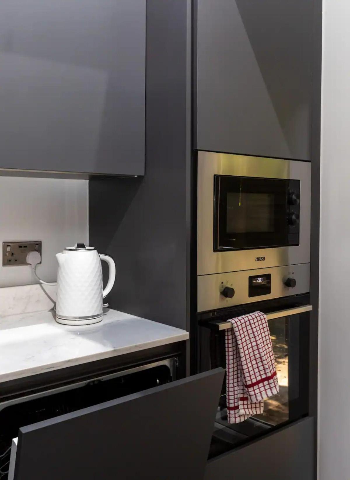 Stylish 2-Bed Flat In The Heart Of West Hampstead Apartment London Bagian luar foto