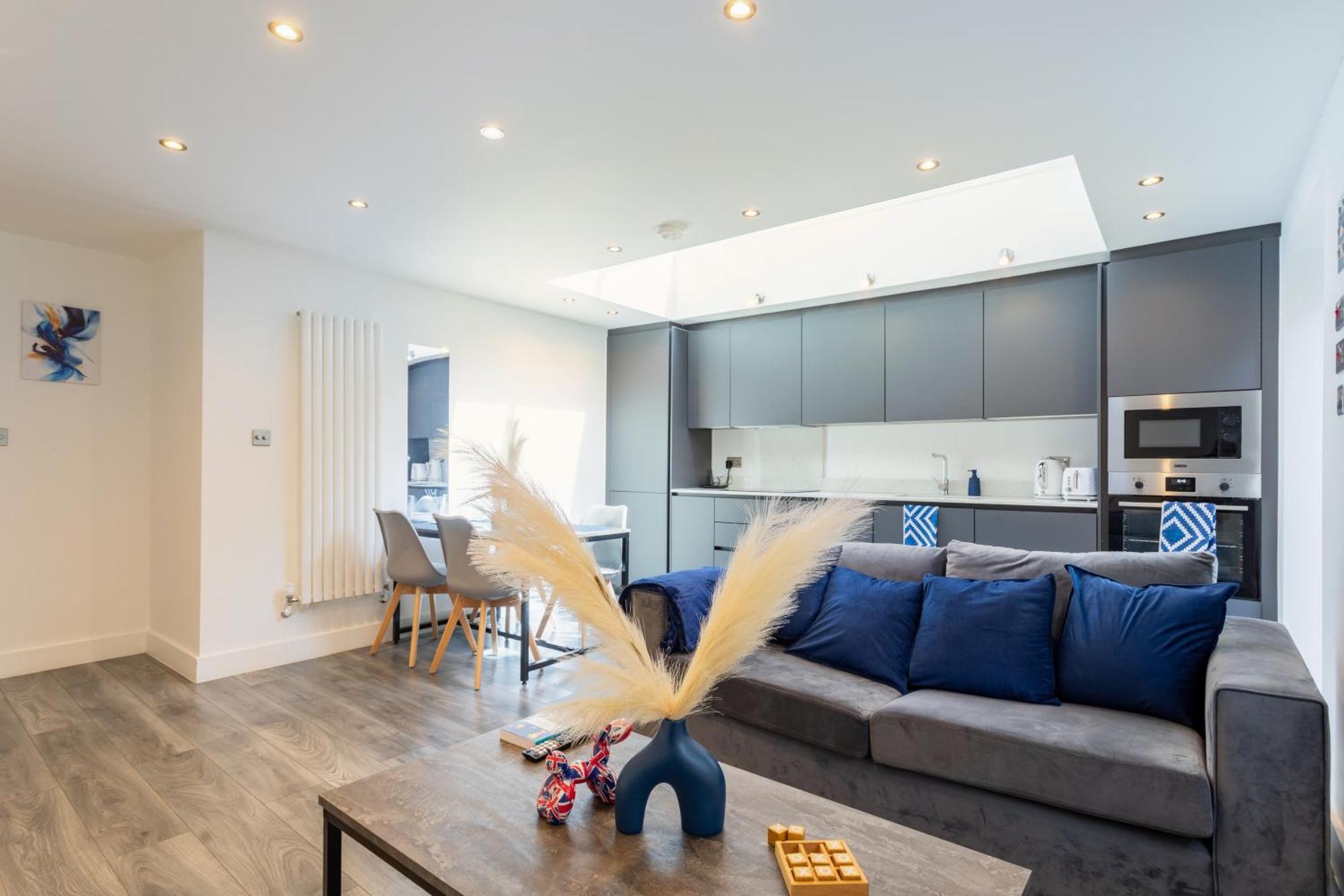 Stylish 2-Bed Flat In The Heart Of West Hampstead Apartment London Bagian luar foto
